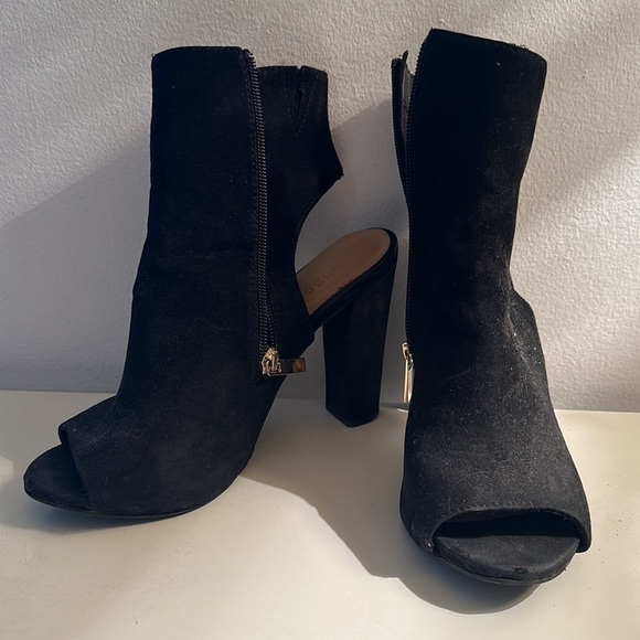 Black Bootie Heel - Picture 3 of 6